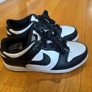 Nike Panda Dunks 2.5Y Black and White Sneakers